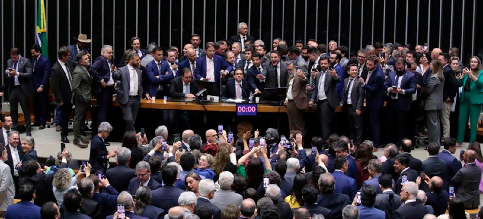 Hugo Motta nega acordo com oposição para pautar anistia após motim