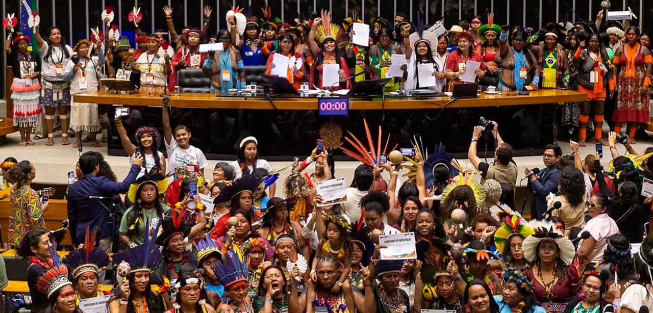 Homenagem reúne 500 mulheres indígenas no plenário da Câmara dos Deputados