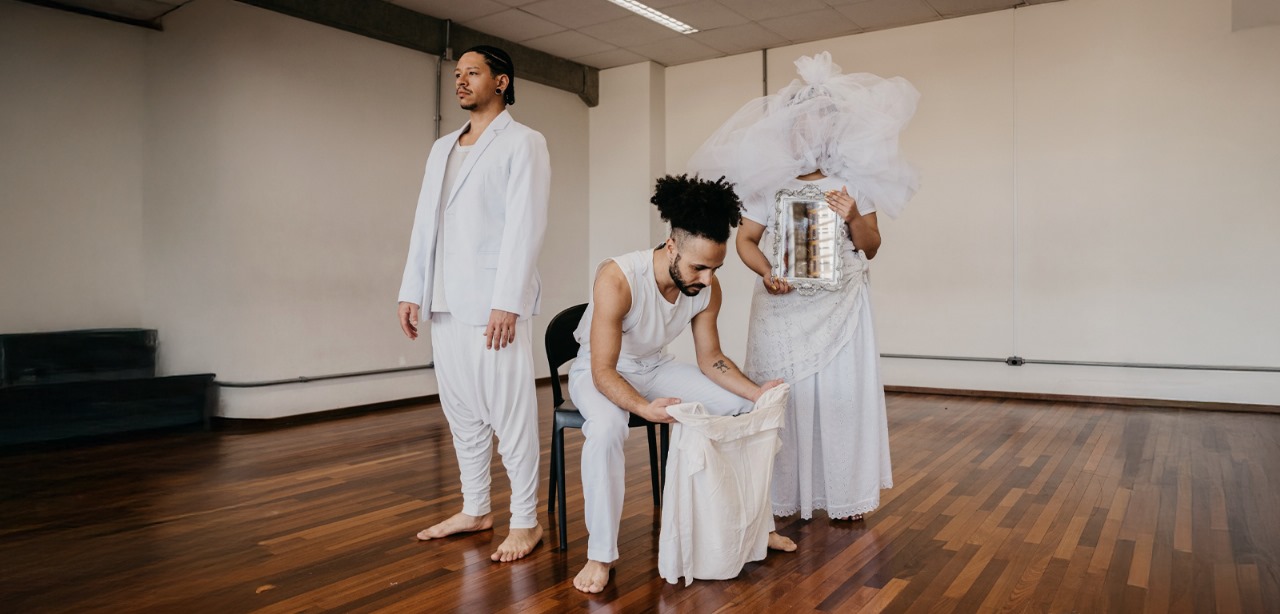 Àkàsà estreia peça sobre masculinidades negras e LGBTQIAPN+