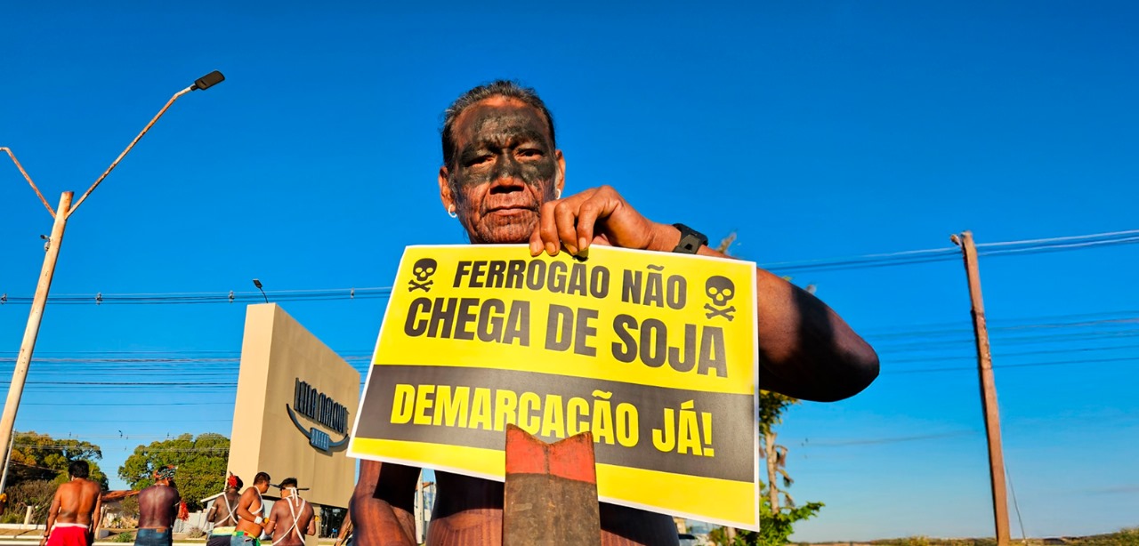 Indígenas e movimentos sociais protestam contra evento da Aprosoja no MT