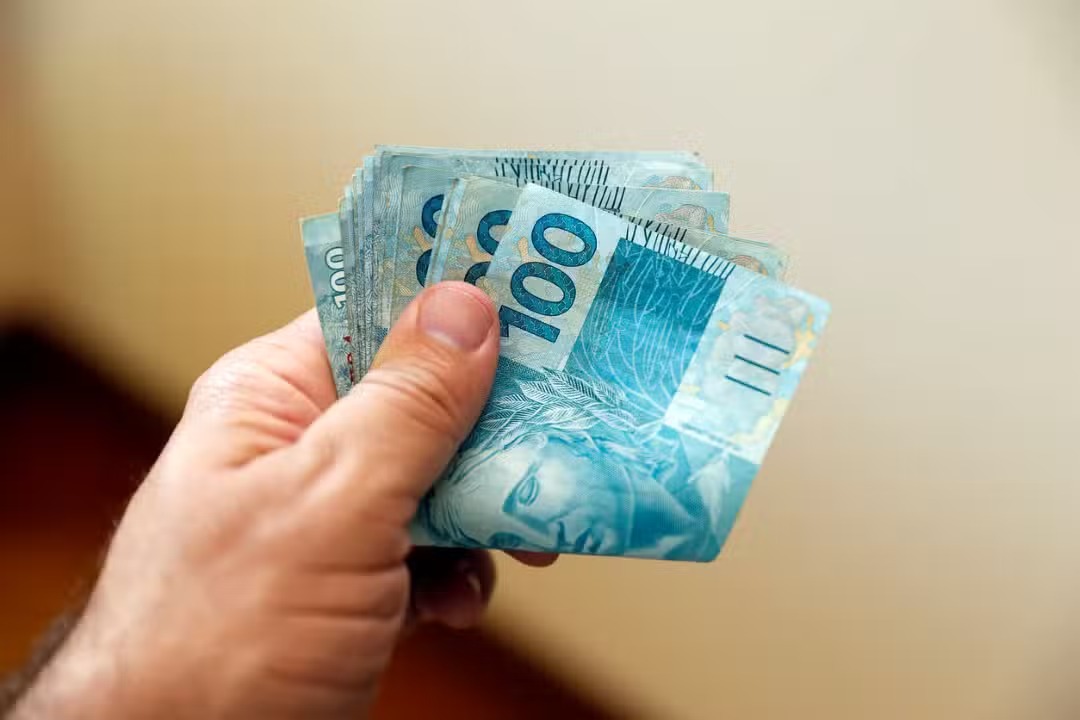 Brasileiros usam 10% da renda no pagamento de juros