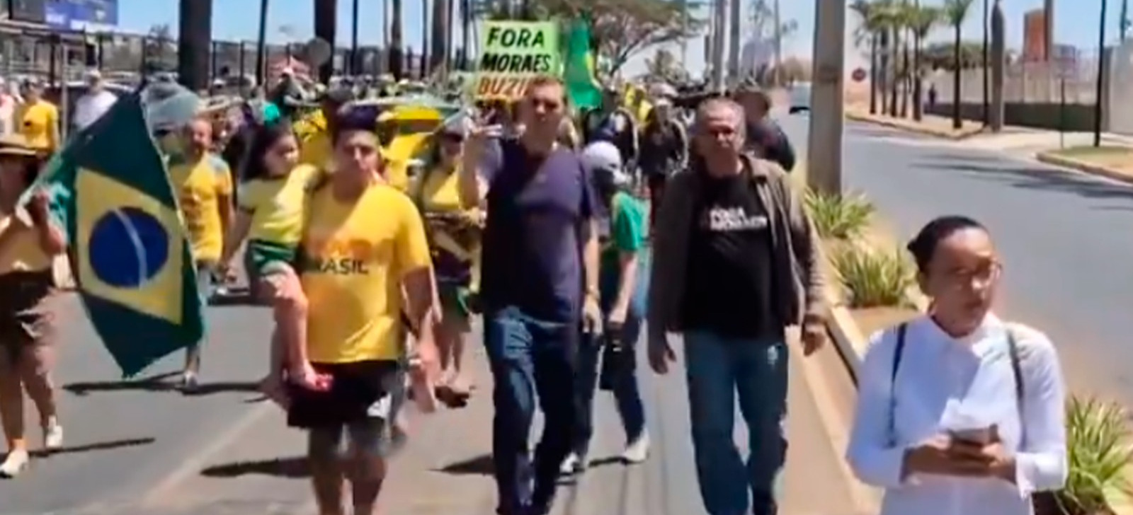 Apoiadores de Bolsonaro pedem ‘fora Moraes’ antes de julgamento no Supremo