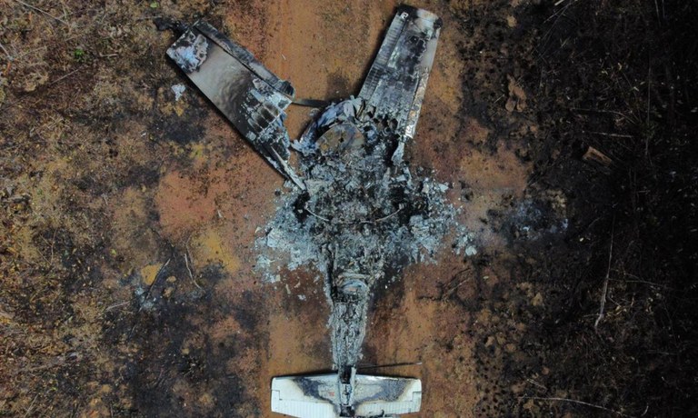 Força-tarefa destrói avião e pistas ilegais na Terra Yanomami em RR