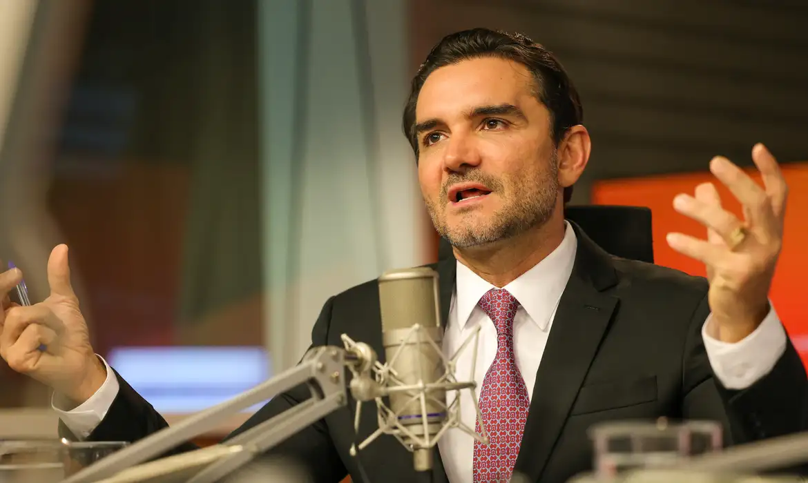 Celso Sabino seguirá como ministro do Turismo até cumprir agenda em Belém