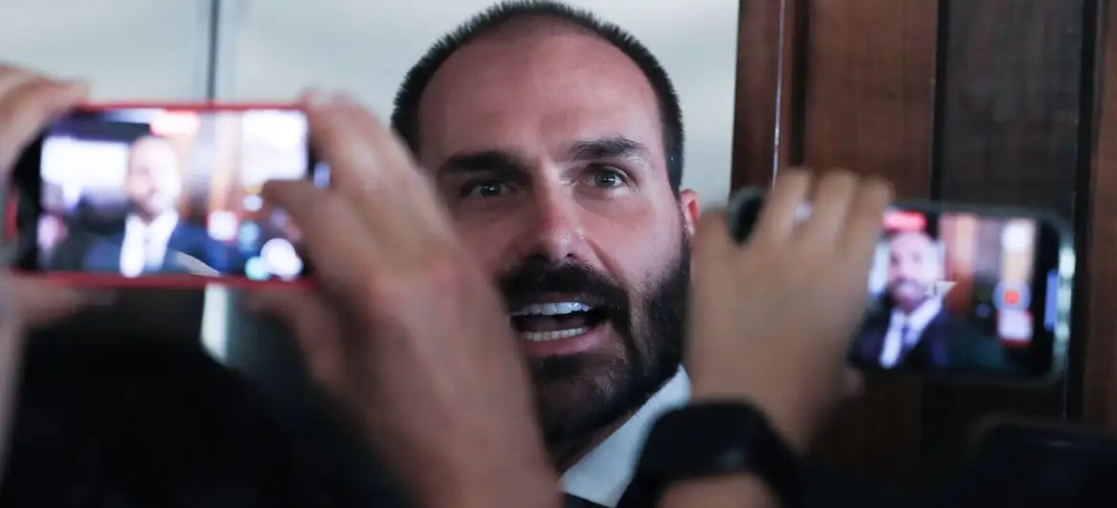 Eduardo Bolsonaro e Paulo Figueiredo são denunciados por coação no curso do processo