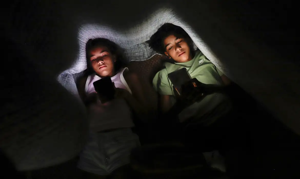 SaferNet orienta famílias sobre segurança e acompanhamento de crianças na internet