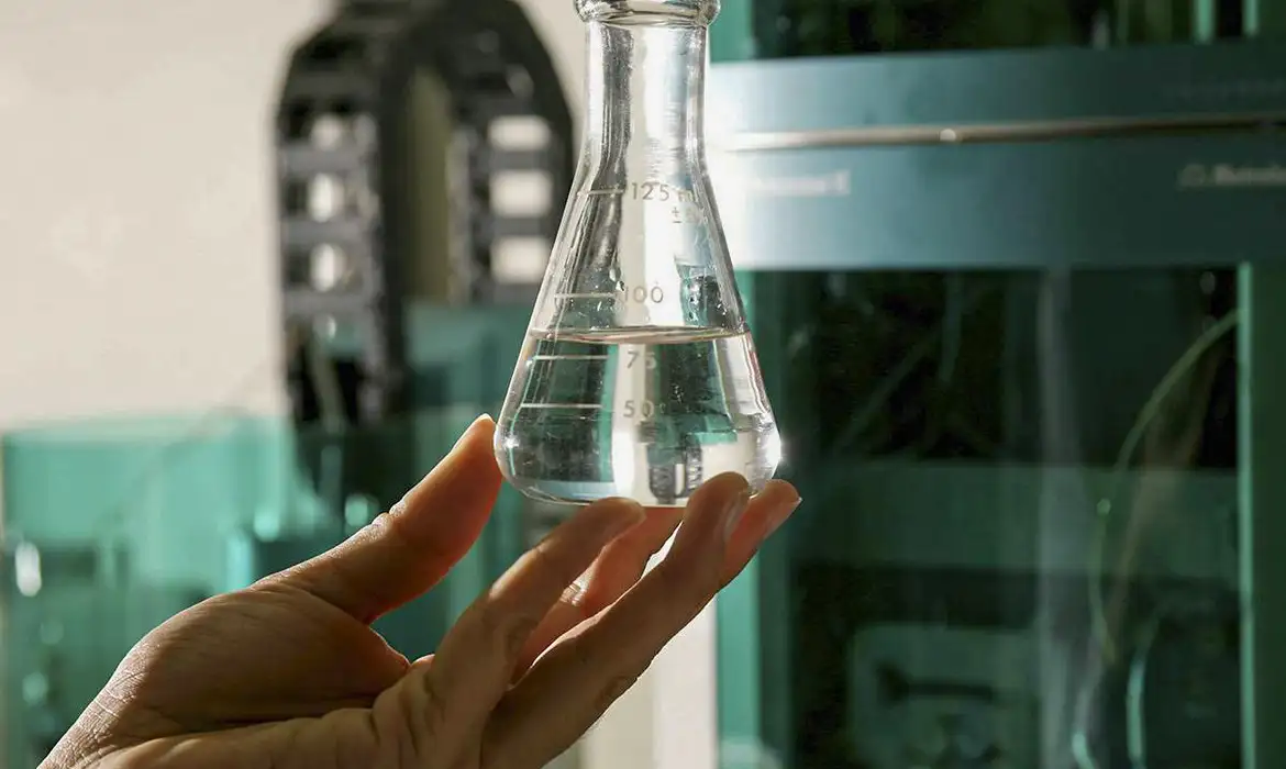 Entenda sinais de intoxicação por metanol; danos podem levar à morte