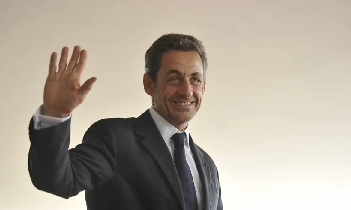 Ex-presidente francês Sarkozy é condenado à prisão por financiamento ilegal de campanha