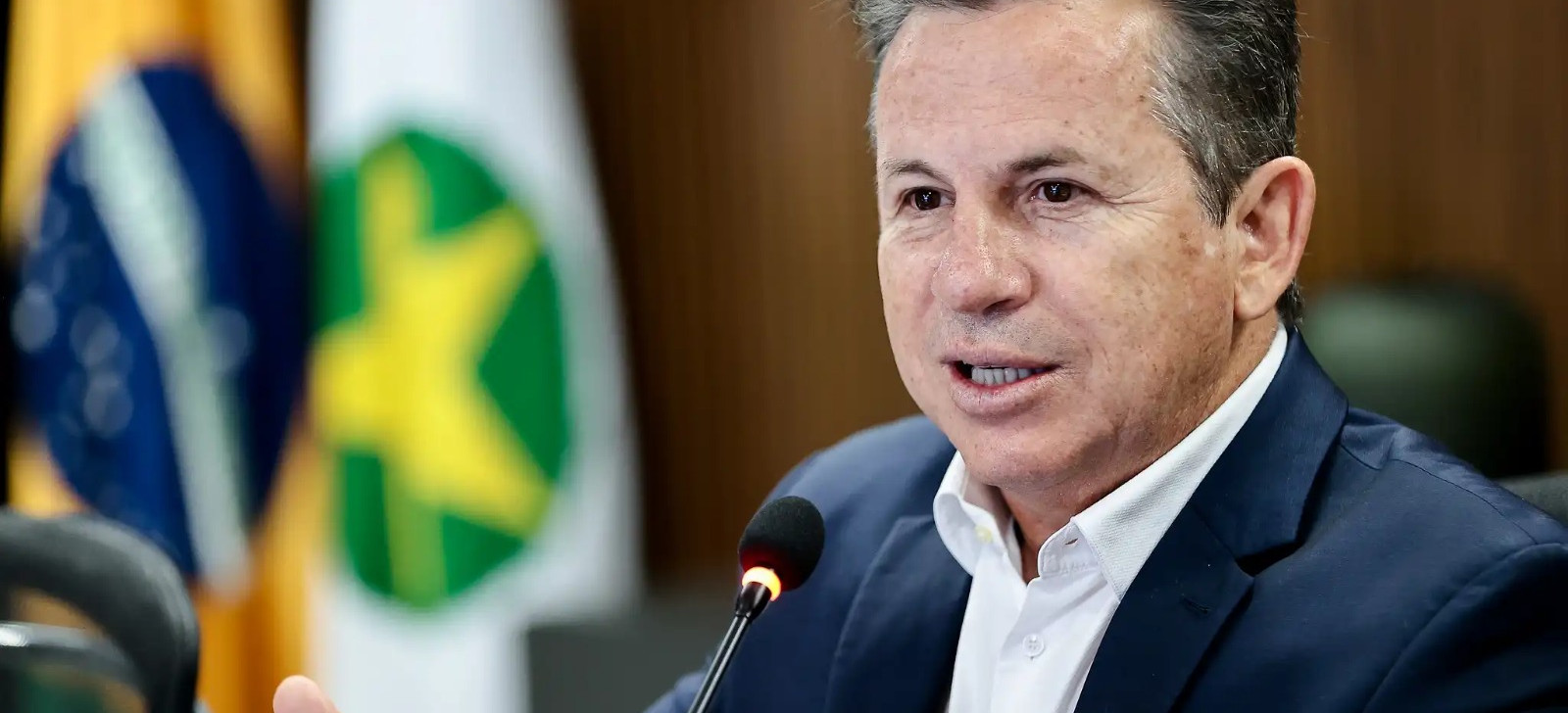 Governador de MT sofre queda de três metros e fratura costelas em visita à obra