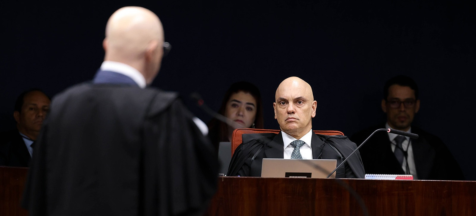 Julgamento: primeiro dia tem recados de Moraes e elogios de advogados aos ministros do STF