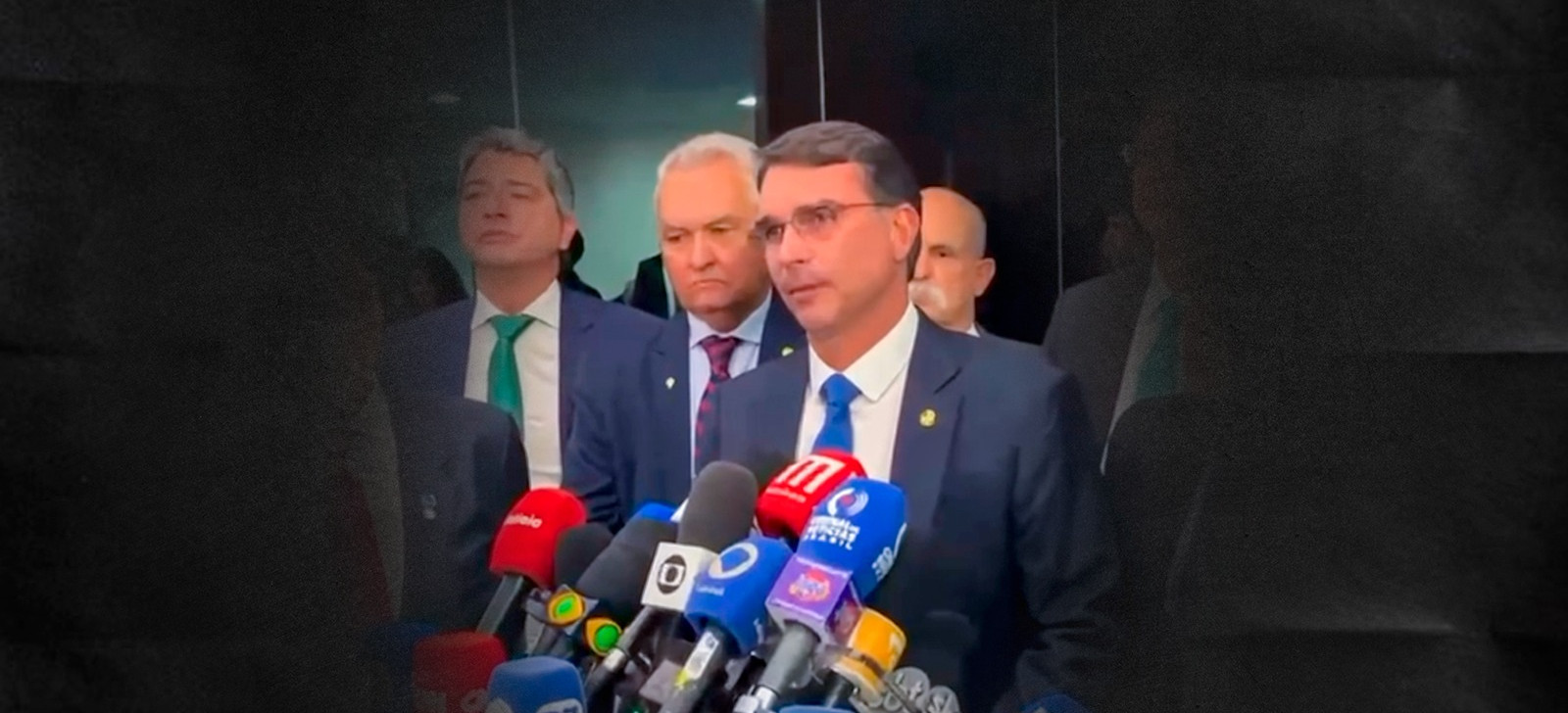 ‘Parecia o líder do PT no STF’, diz Flávio após Moraes votar para condenar Bolsonaro