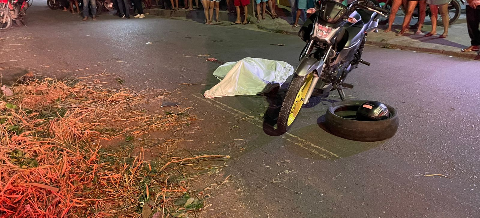 Jovem morre em acidente após pai desviar de lixo deixado pela Prefeitura de Manaus