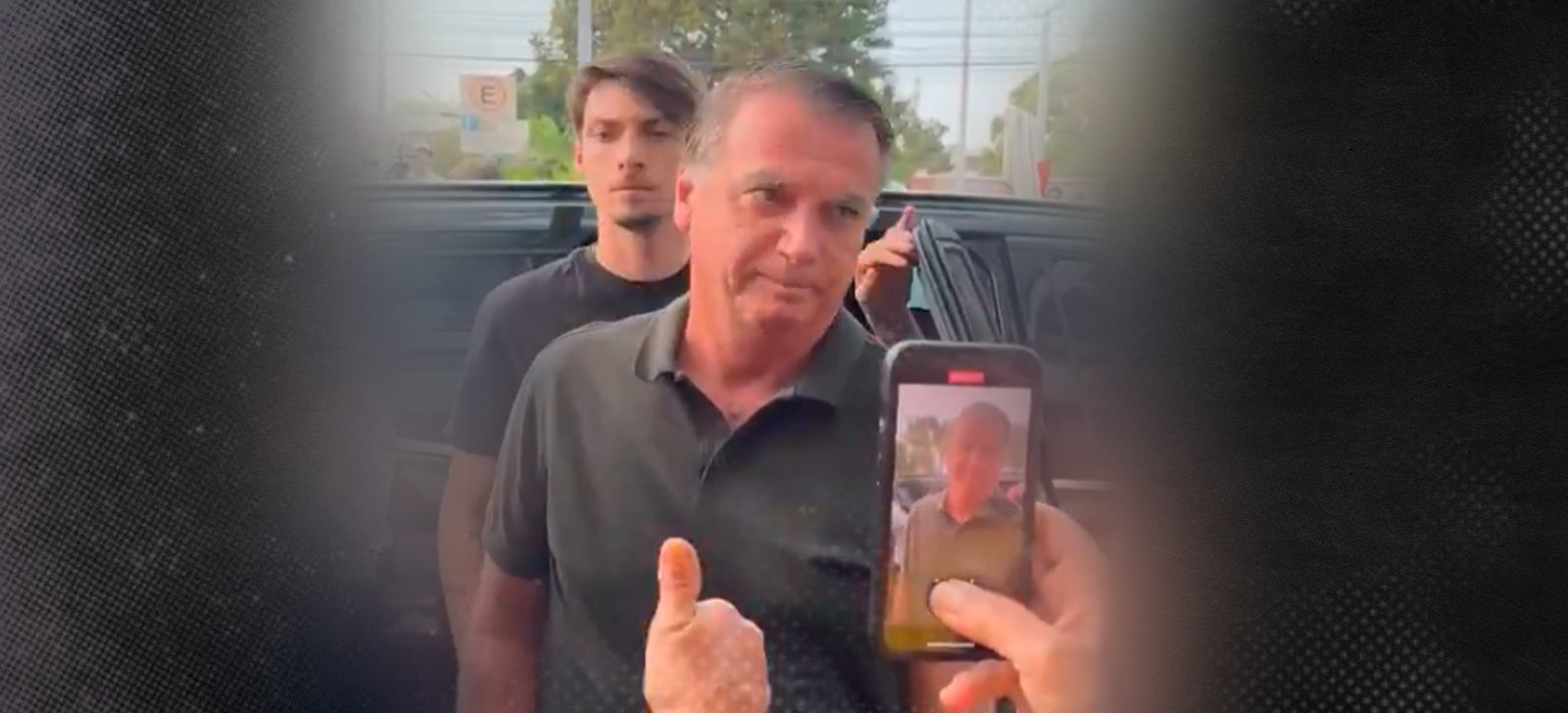 Bolsonaro deixa prisão domiciliar escoltado por policiais para fazer exames