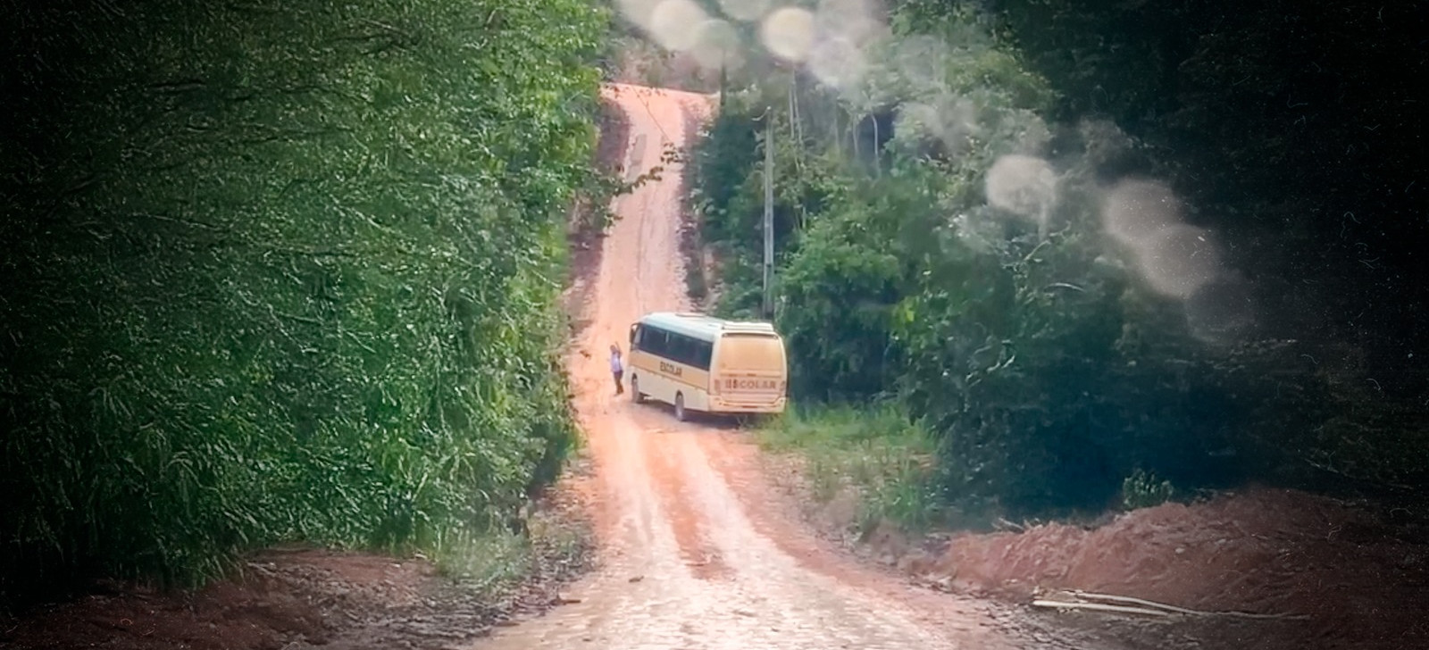 Alunos enfrentam lama e buracos em trajeto escolar na zona rural de Manaus