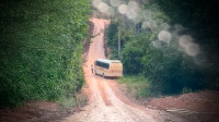 Alunos enfrentam lama e buracos em trajeto escolar na zona rural de Manaus