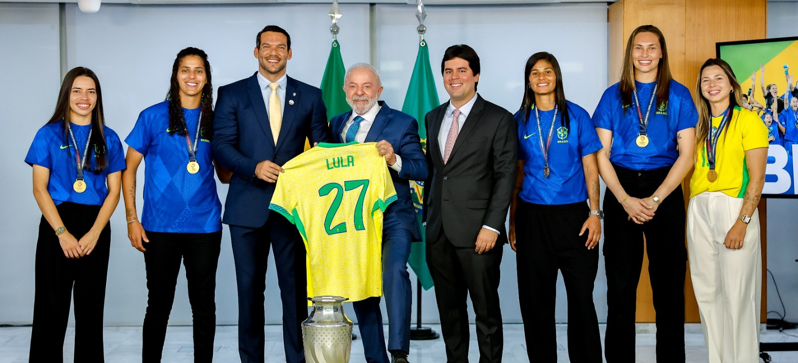 Após condenação de Bolsonaro, Lula compartilha vídeo com camisa 27 da Seleção Brasileira