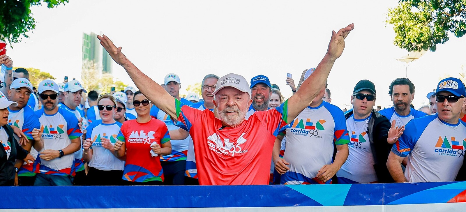 Lula participa de ‘caminhada da soberania educacional do Brasil’ ao lado de ministros