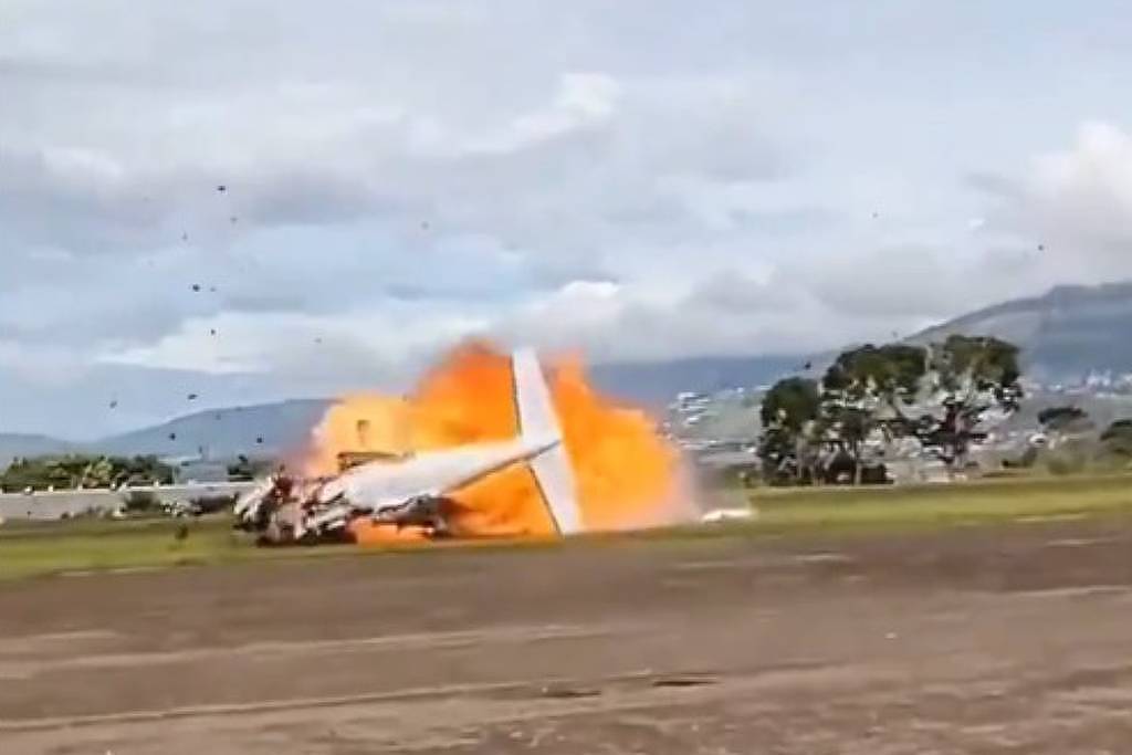 Dois morrem em queda de avião durante decolagem na Venezuela; veja vídeo