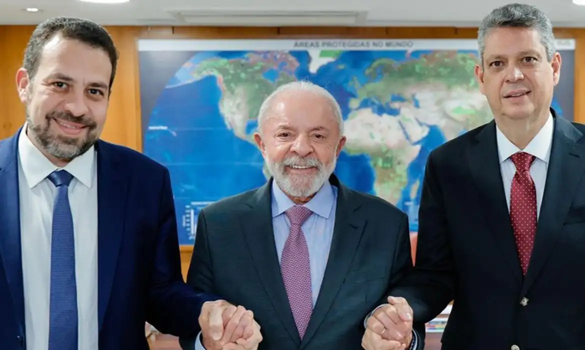 Lula convida Boulos para chefiar Secretaria-Geral da Presidência no lugar de Márcio Macêdo