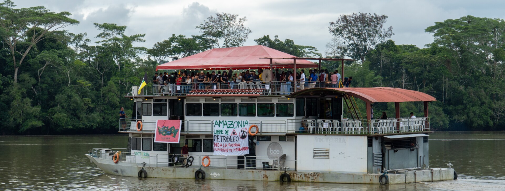 Flotilha com indígenas e aliados cruza Amazônia rumo à COP30 em Belém