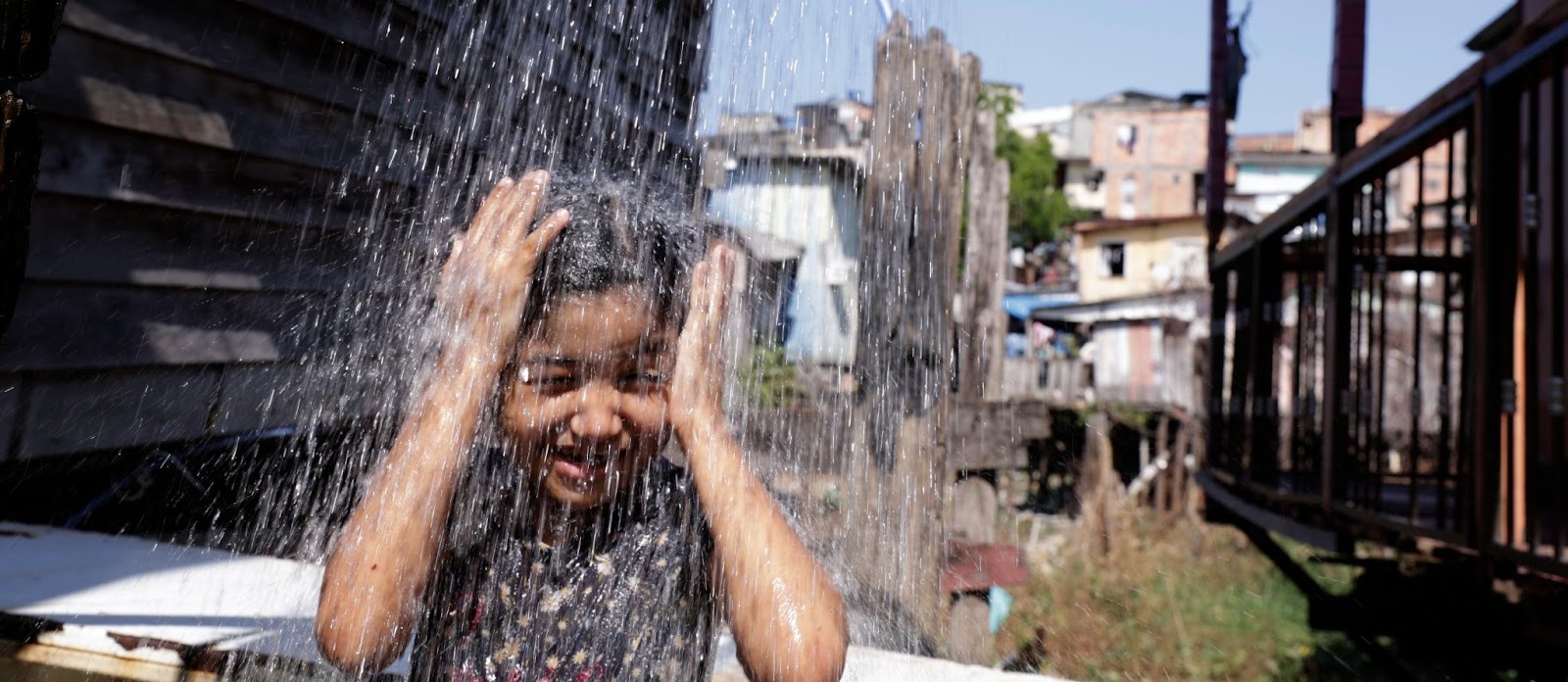 Água limpa leva esperança às palafitas de Manaus, maior metrópole da Amazônia