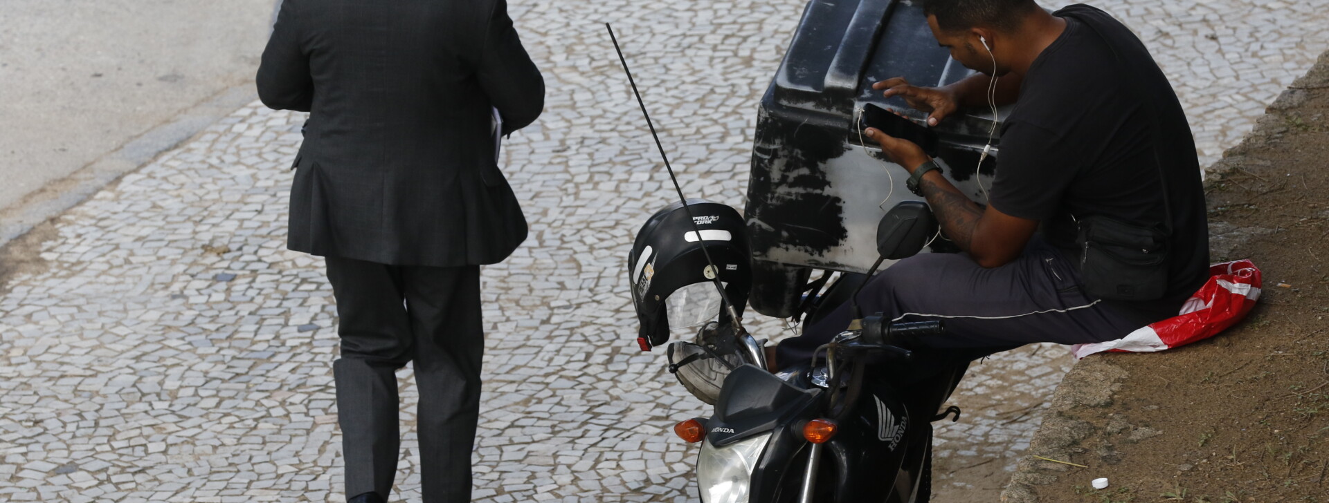 Crescimento de trabalho por aplicativo revela nova face da precarização no Brasil