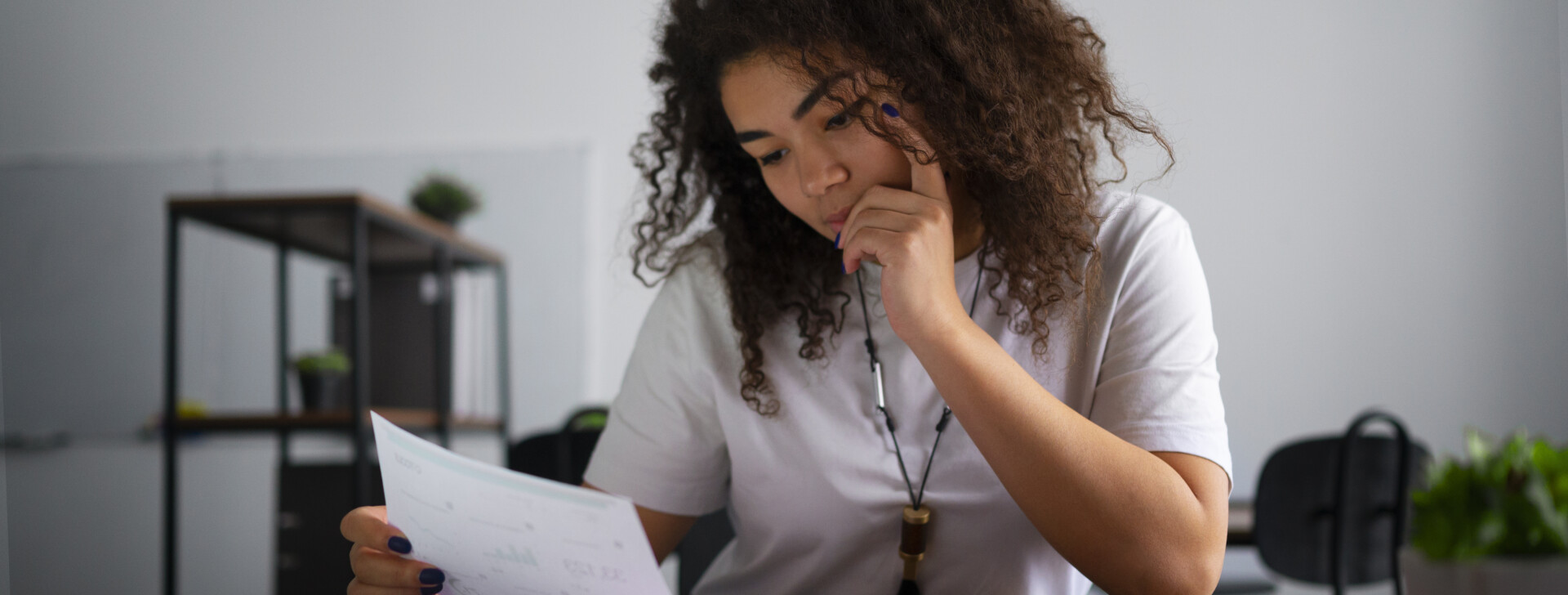 Mulheres negras pagam proporcionalmente mais caro pela energia no Brasil, aponta estudo