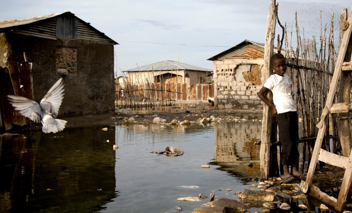 Pobreza expõe 887 milhões de pessoas a riscos climáticos, alerta ONU