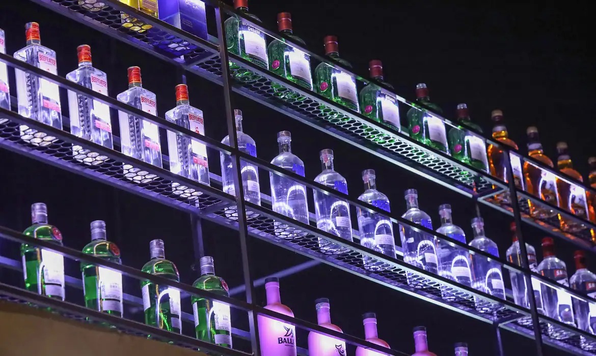 Brasil tem 29 casos confirmados de intoxicação por metanol, diz governo federal