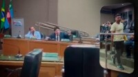 Vereador de cidade no AM expulsa repórter de sessão da Câmara sob ameaça de prisão
