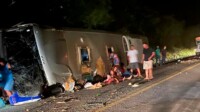 Sobe para 17 número de mortos em acidente com ônibus em Pernambuco