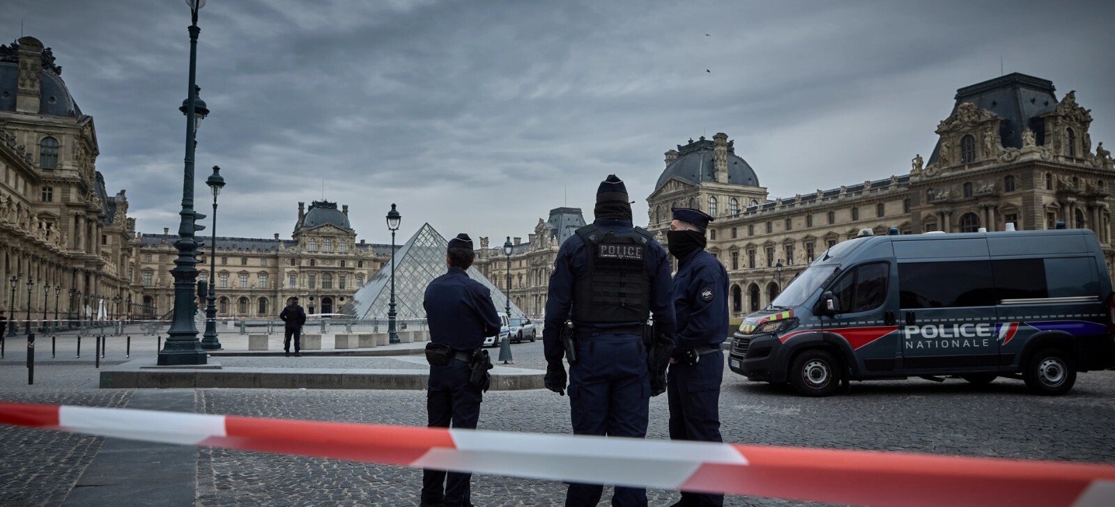Ação de ladrões no Museu do Louvre durou sete minutos e criminosos fugiram em scooter