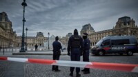 Ação de ladrões no Museu do Louvre durou sete minutos e criminosos fugiram em scooter