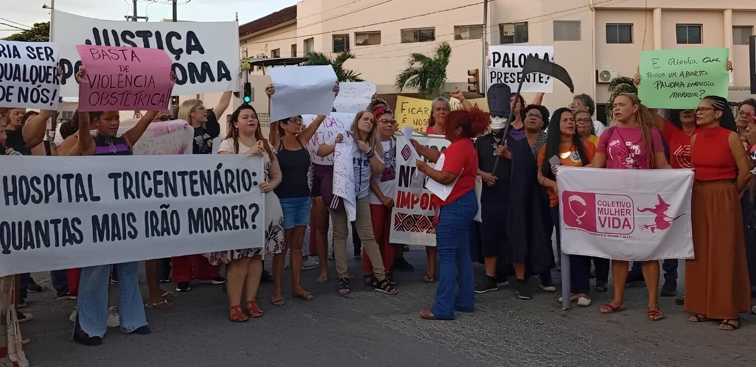 Protesto questiona hospital por negar atendimento a mulher por suspeita de aborto
