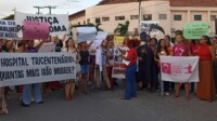 Protesto questiona hospital por negar atendimento a mulher por suspeita de aborto