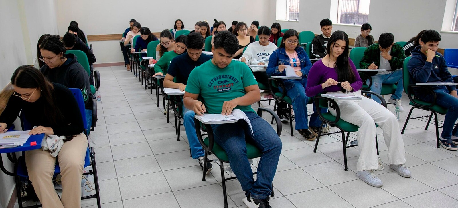 UEA aplica provas do Vestibular 2025 com 3,8 mil vagas em disputa
