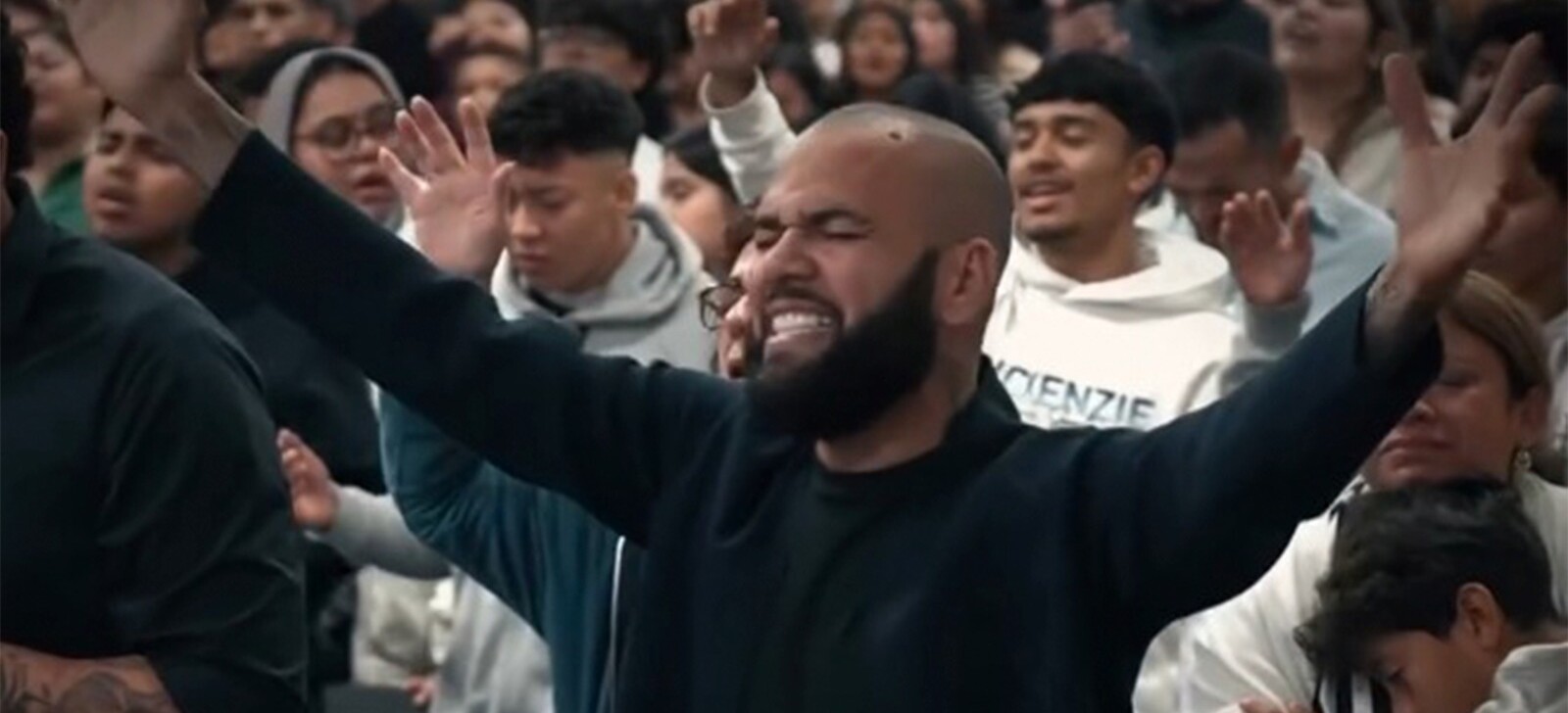 Após processo de estupro, Daniel Alves aparece pregando em igreja