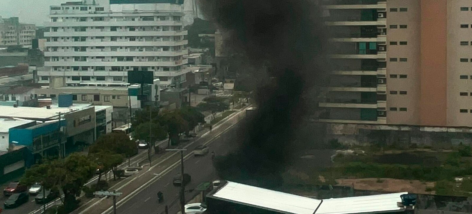 Incêndio em terreno desocupado na Zona Centro-Sul forma coluna de fumaça tóxica