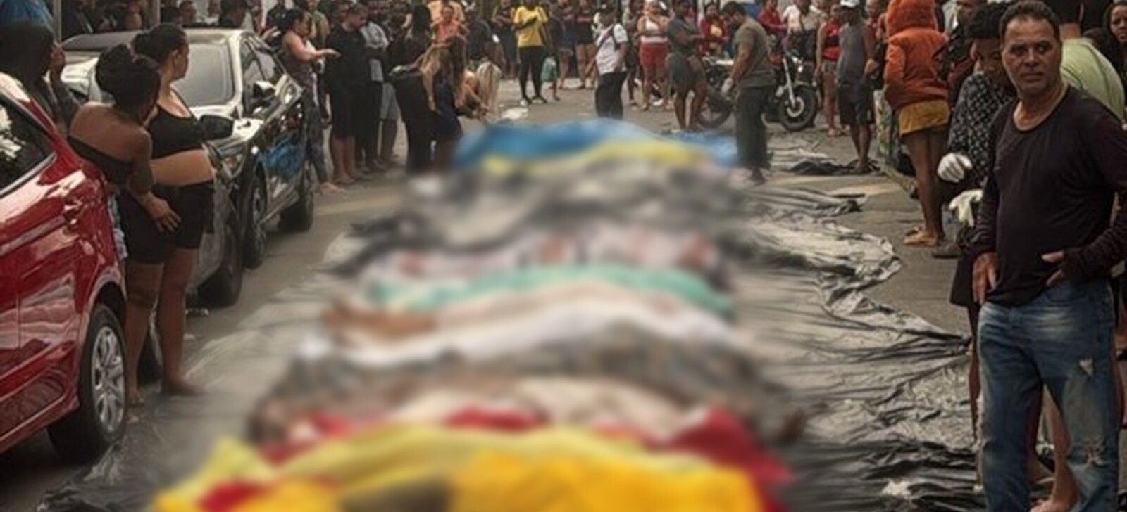 Moradores reúnem cerca de 50 corpos em praça após operação no RJ