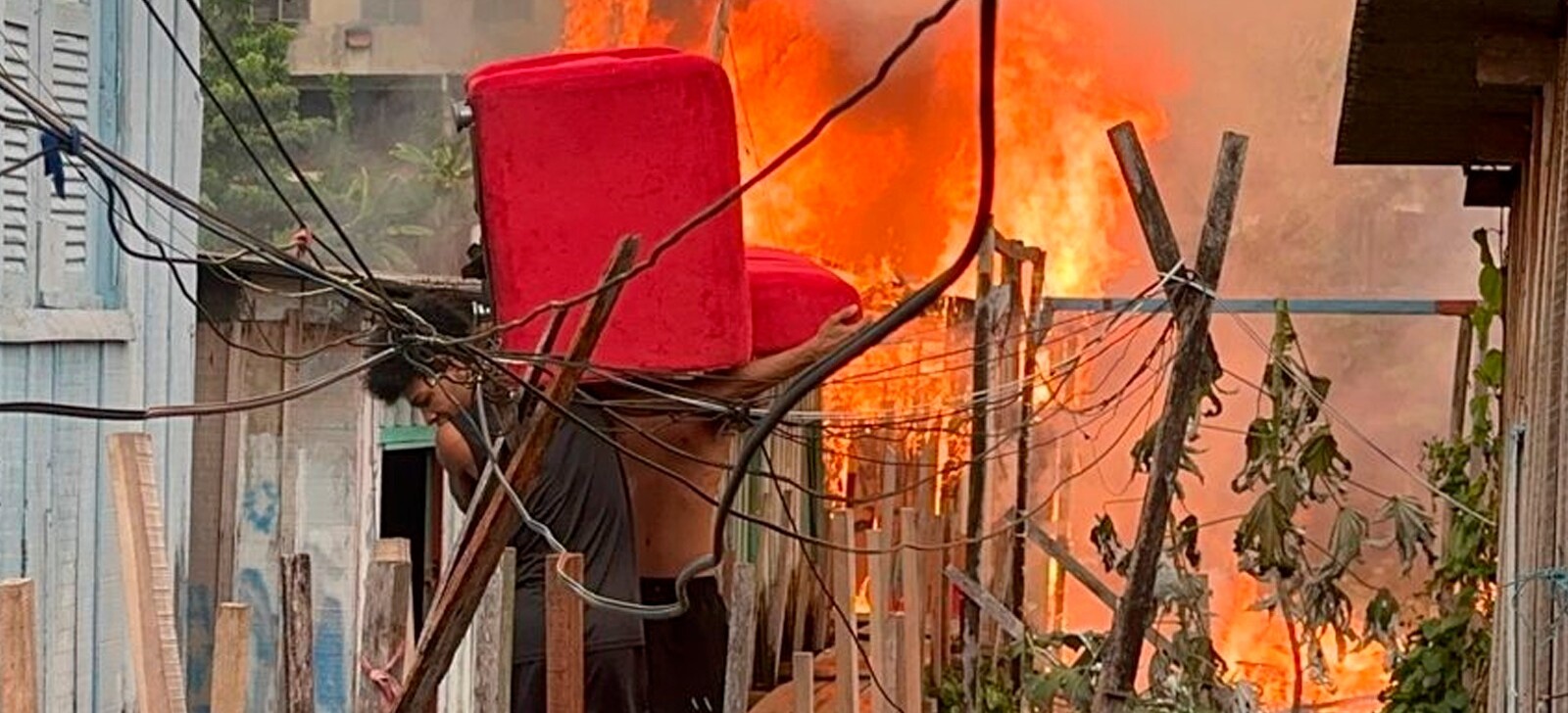 Incêndio atinge casas na Zona Oeste de Manaus; veja vídeo