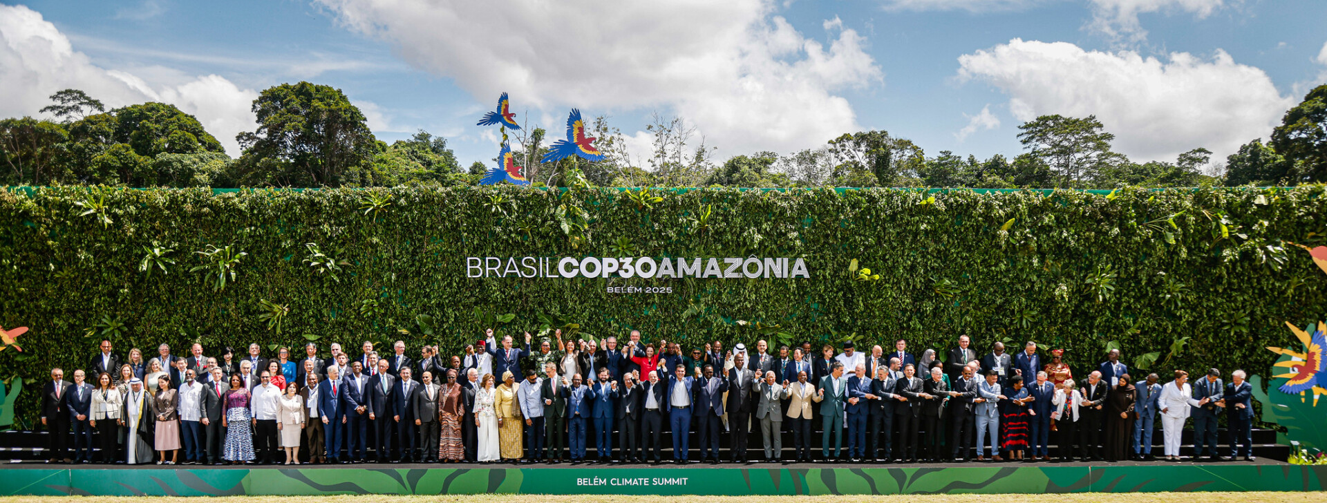 Líderes mundiais posam para foto oficial no segundo dia da Cúpula do Clima