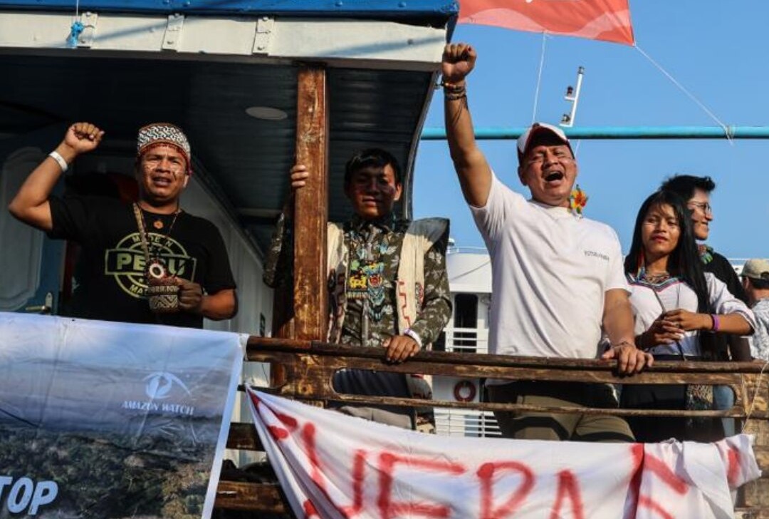 Flotilha com indígenas e ativistas chega à COP30 após navegar três mil quilômetros