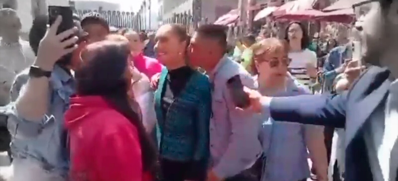 Presidente do México é vítima de assédio sexual na rua; homem é preso