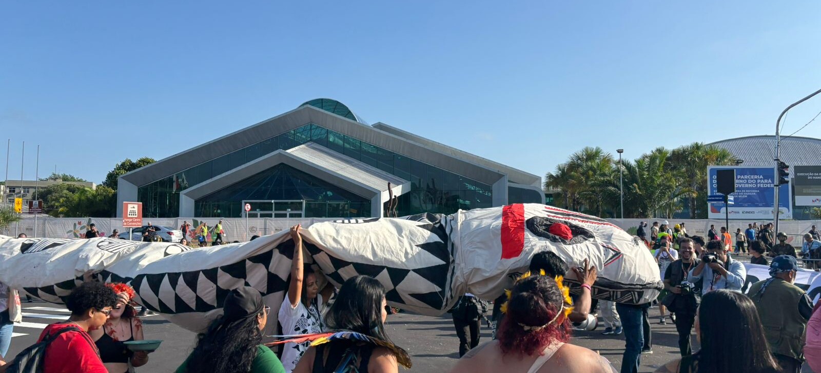 COP30: Juventude amazônica cobra justiça climática na abertura da Cúpula dos Líderes