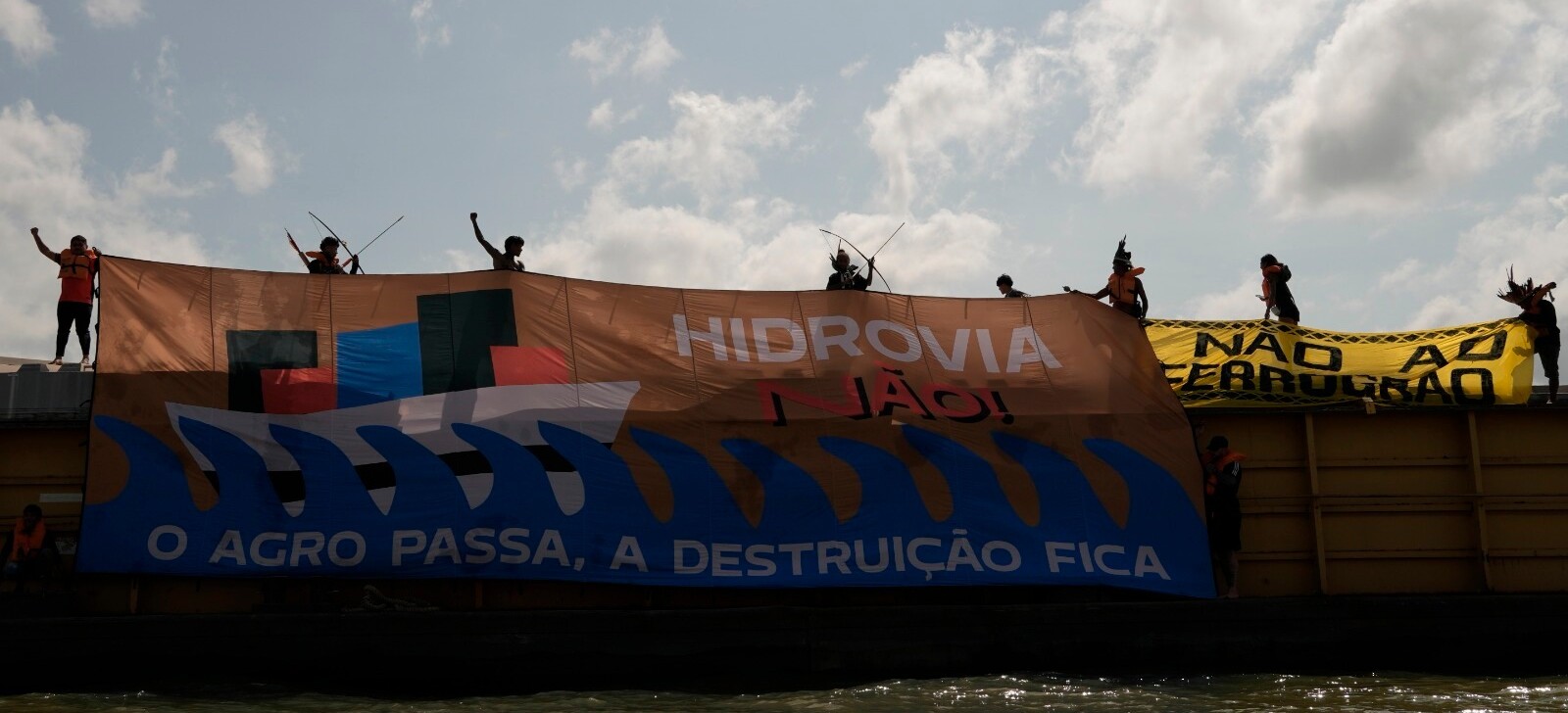 Indígenas interceptam embarcações no Rio Tapajós em protesto antes da COP30