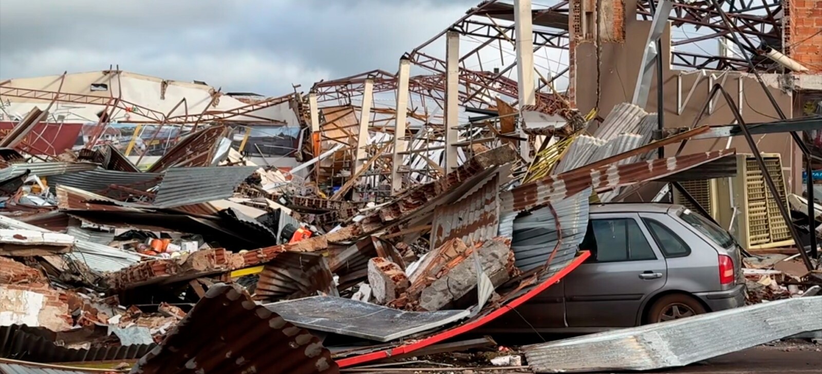 Tornado causa destruição, deixa quatro mortos e 400 feridos no Paraná
