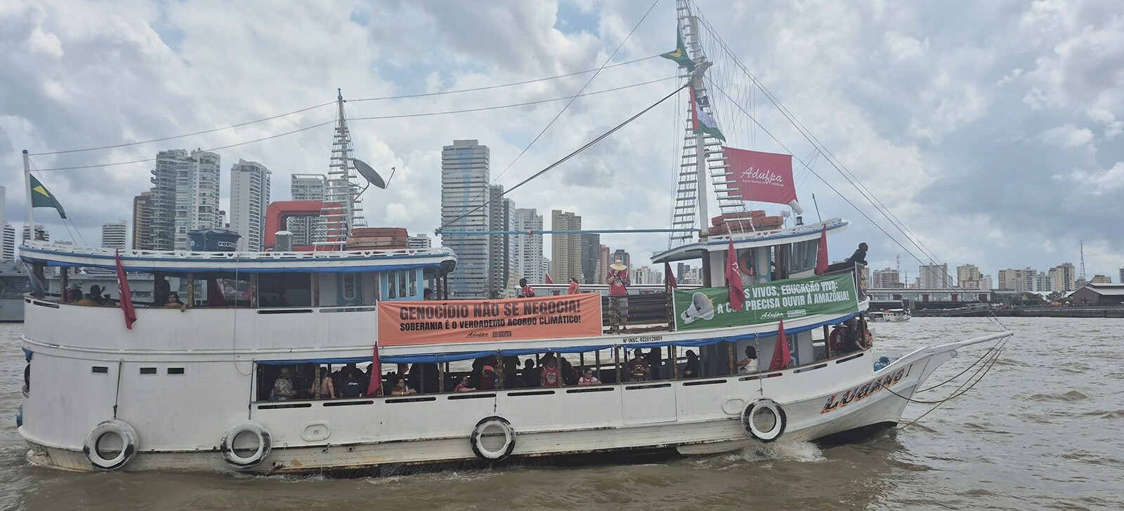Barqueata abre Cúpula dos Povos, que deve reunir três mil indígenas em Belém