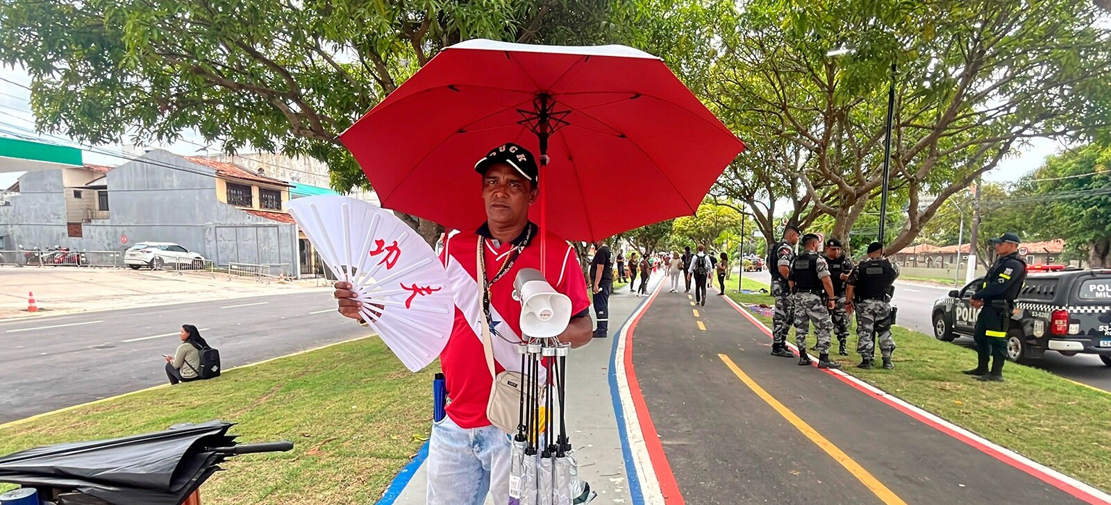 ‘Umbrella, here!’: com tradutor e megafone, vendedor transforma chuva de Belém em oportunidade na COP30