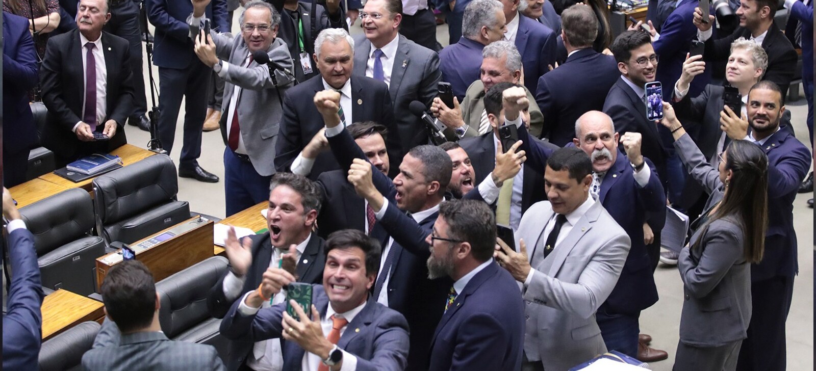 Câmara aprova emenda que impede presos provisórios de votar; entenda a medida