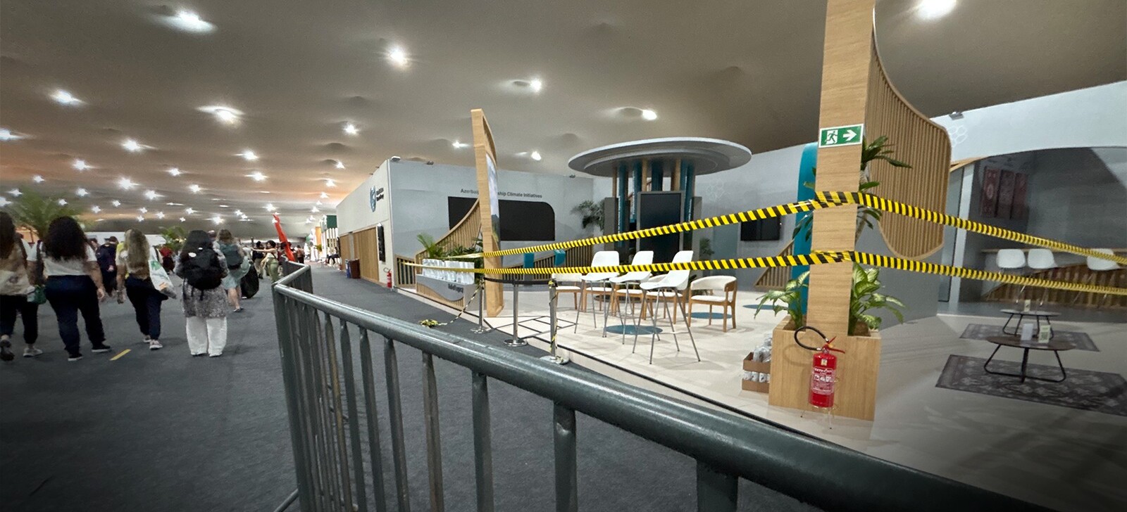 Com pavilhões fechados após incêndio, negociações seguem no último dia da COP30